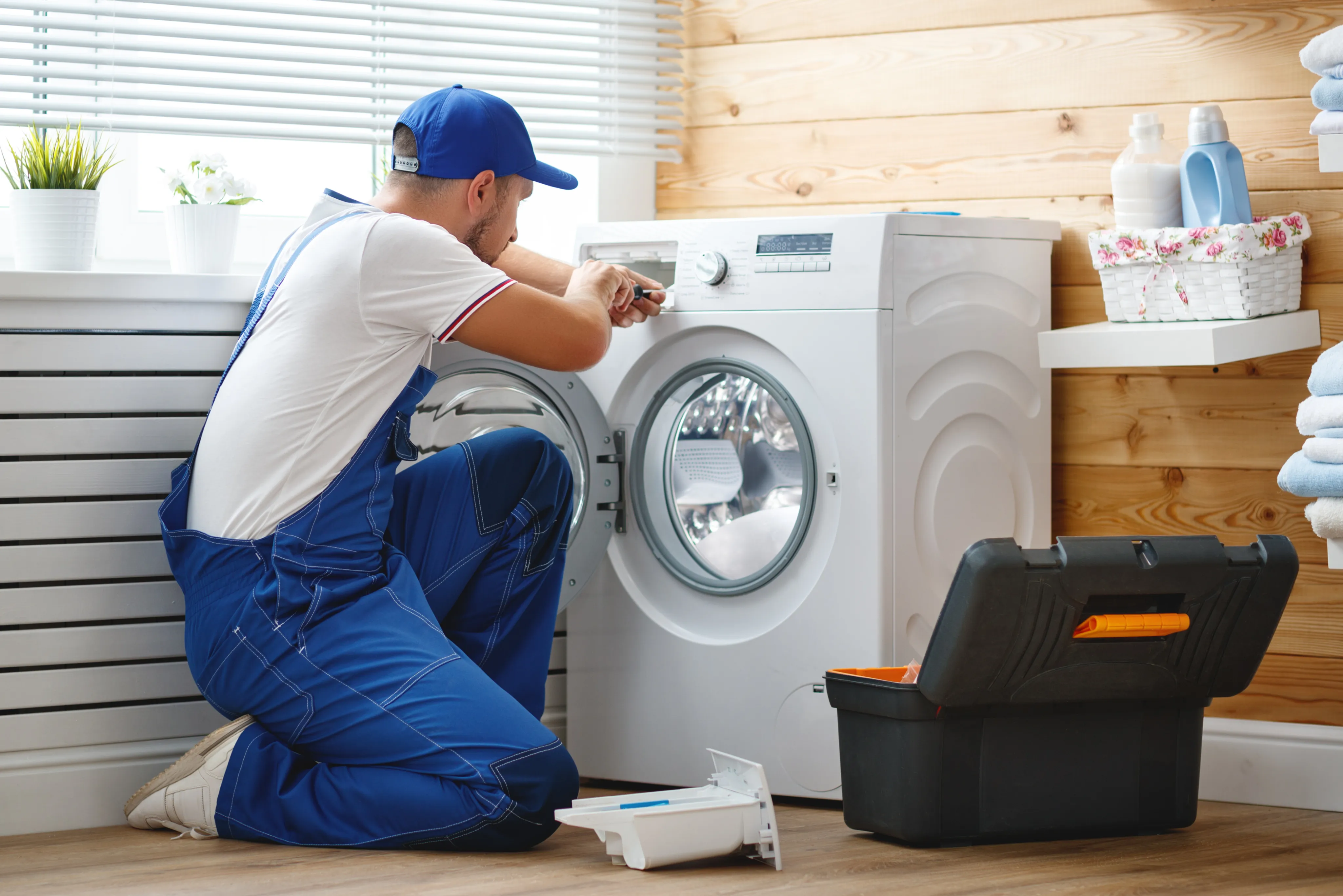Installateur repariert eine Waschmaschine