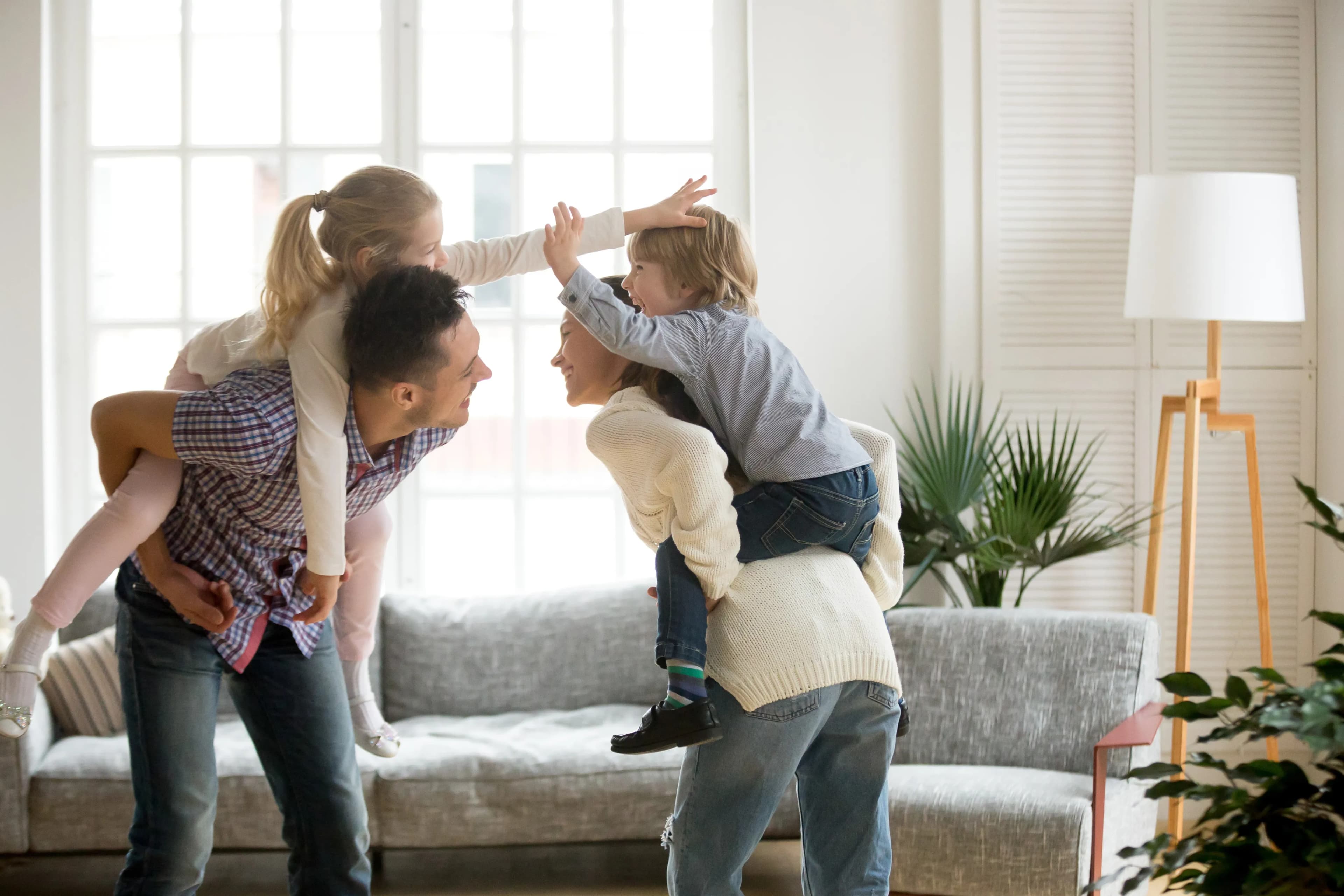 Familie spielt zusammen im Wohnzimmer